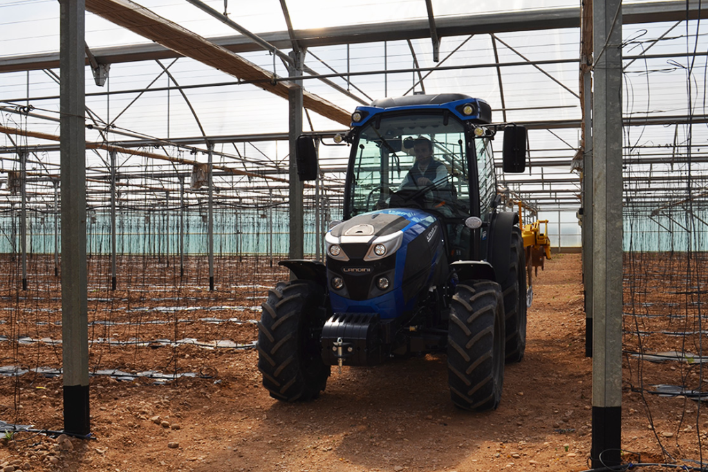 Tractor Rex4 Robo-Shift de Landini en invernadero